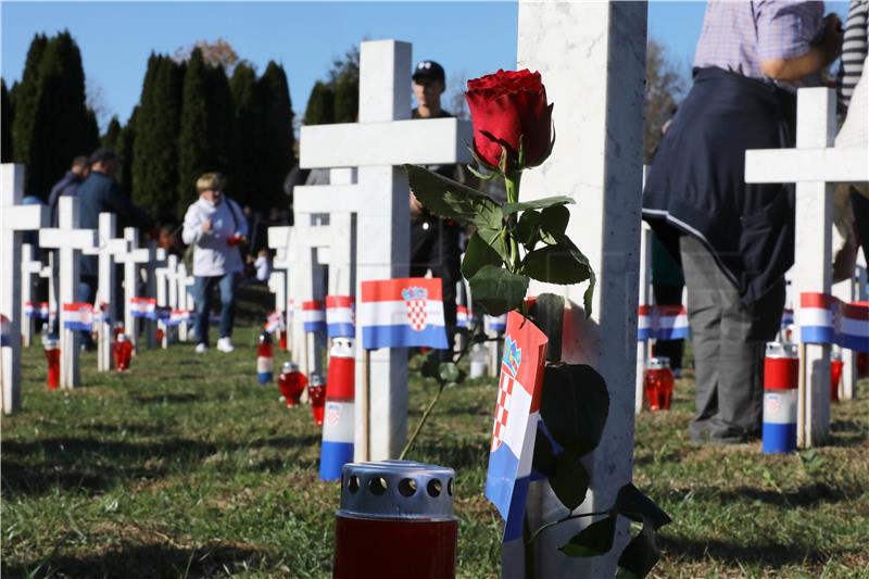 Vukovar Na Grobove Na Memorijalnom Groblju Polo Ene Ru E I Upaljene