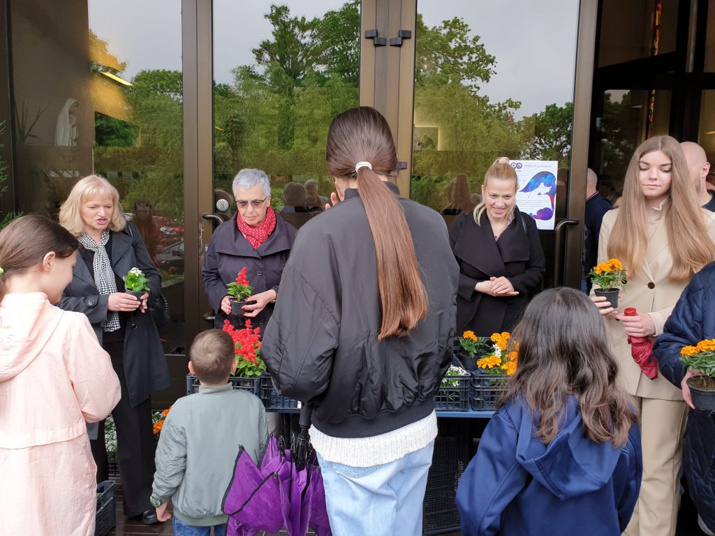 Caritas Zagrebačke nadbiskupije darovao cvijeće na Majčin dan IKA