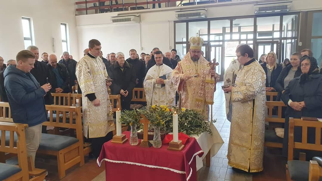 Vladika Stipi Na Cvjetnicu Slu Io Liturgiju U Vukovaru Ika