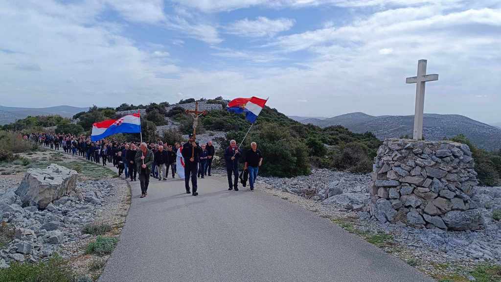 Održan križni put Hrvatske vojske i policije na brdu Kamenjak IKA