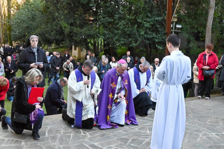 Nadbiskup Kutleša predvodio pobožnost križnog puta na Ksaveru IKA