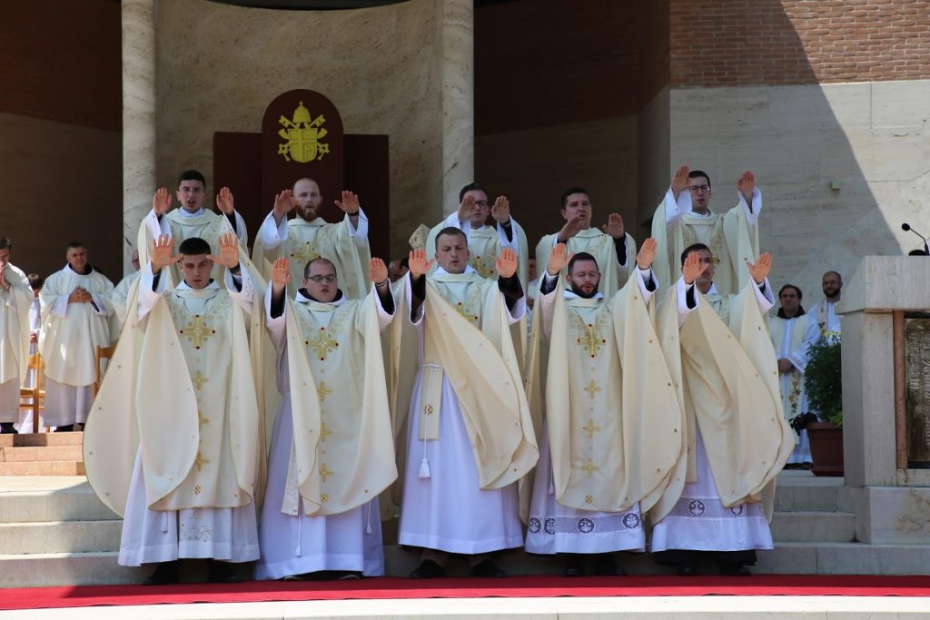Kardinal Bozanić zaredio desetoricu svećenika - IKA