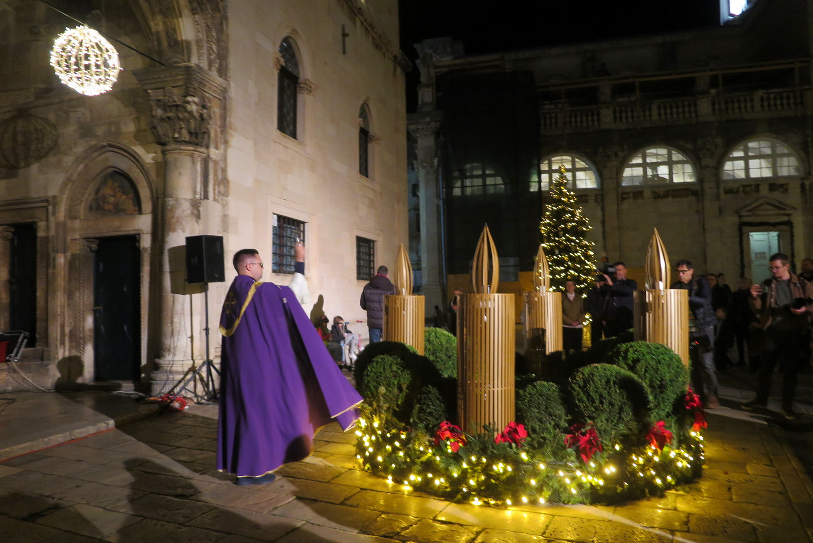 Upaljena Prva Adventska Svijeća Ispred Kneževa Dvora U Dubrovniku - IKA