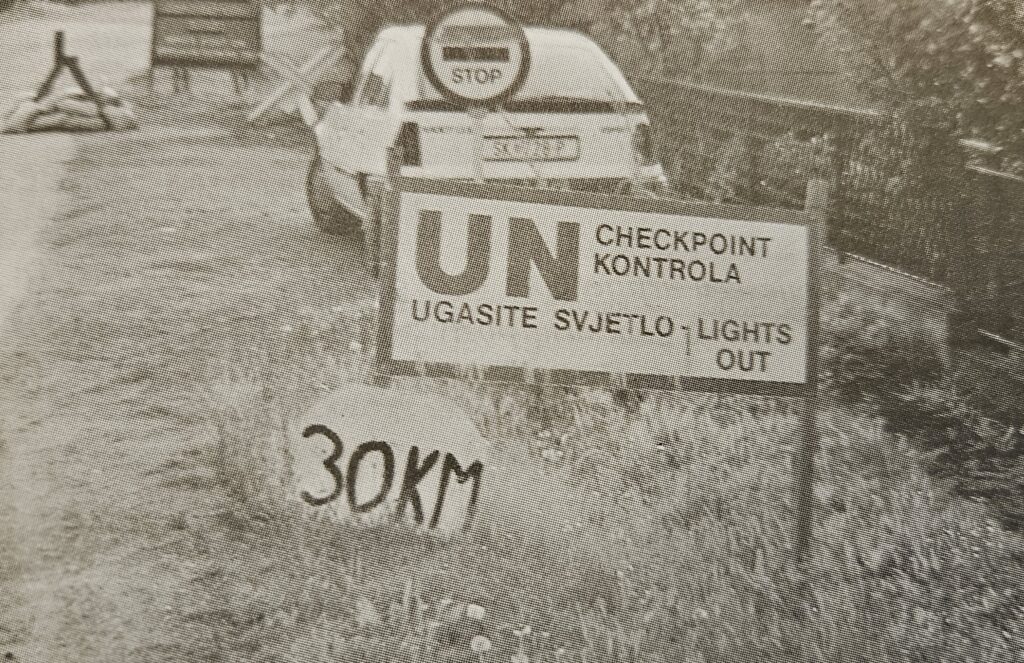 Biskup Košić živio je u Mošćenici, filijali petrinjske župe, uz samu liniju razgraničenja na Banovini, u blizini kontrolne točke mirovnih snaga UN-a / Foto: Arhiv knjige „Župnik na prvoj crti“