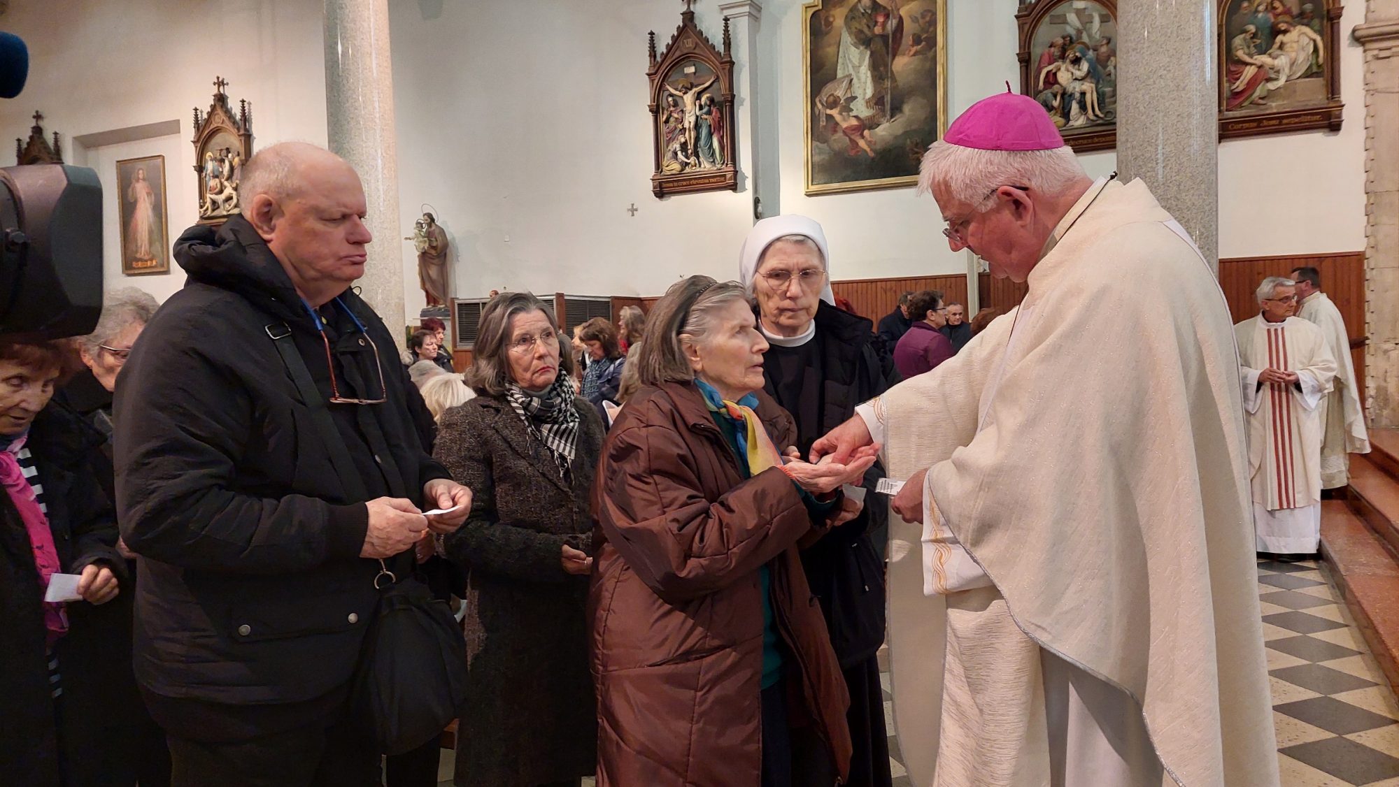 Nadbiskup Uzinić: Ne možemo „oprati ruke“ od bolesnika - IKA