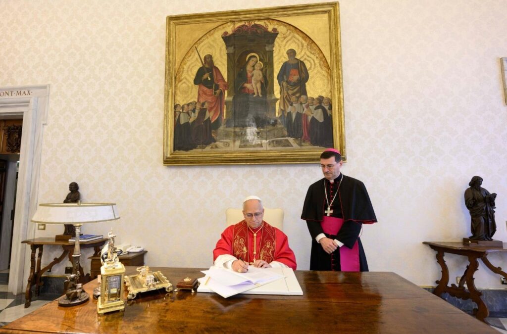 Foto: Vatican Media / Papa Lav XIV. tijekom potpisivanja svoje prve enciklike „Magnifica humanitas“